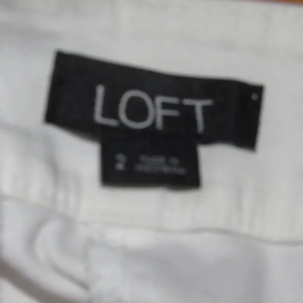 LOFT Ruffled Hem White Shorts Size 2 (Inseam 4